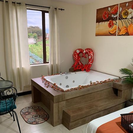 Hotel Las Mercedes Airport-Quito Tababela Eksteriør bilde